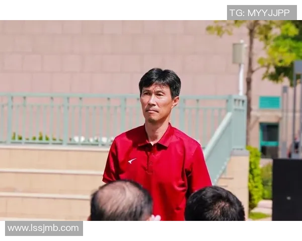 帅气足球明星激情献唱国歌展现爱国情怀与运动精神